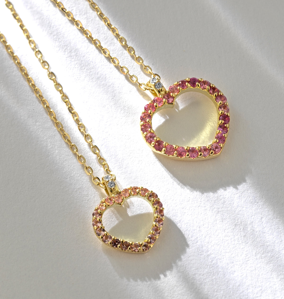 CIONDOLO IN ORO GIALLO CON CUORE PICCOLO APERTO DI DIAMANTI E ZAFFIRI ROSA
