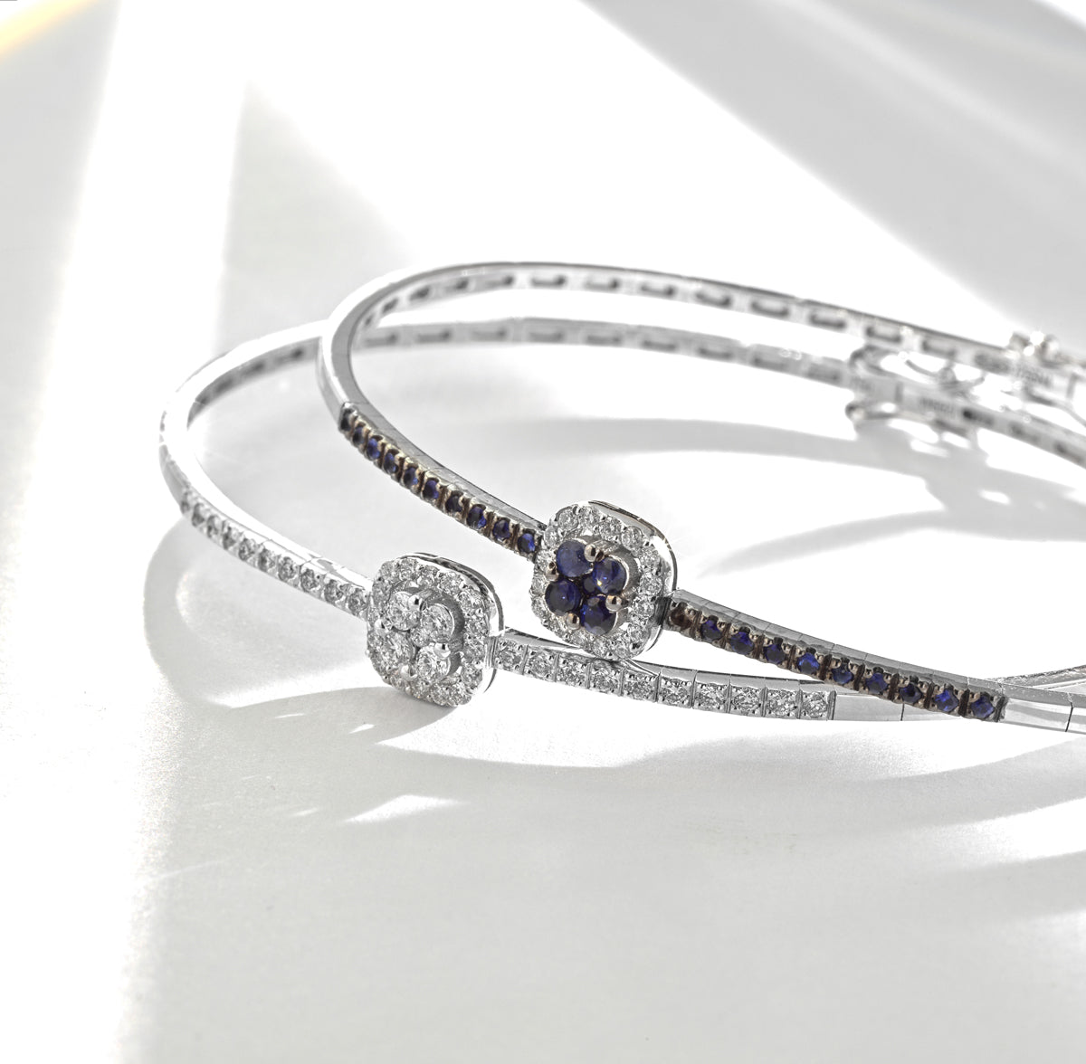 BRACCIALE RIGIDO IN ORO BIANCO CON DIAMANTI E ZAFFIRI
