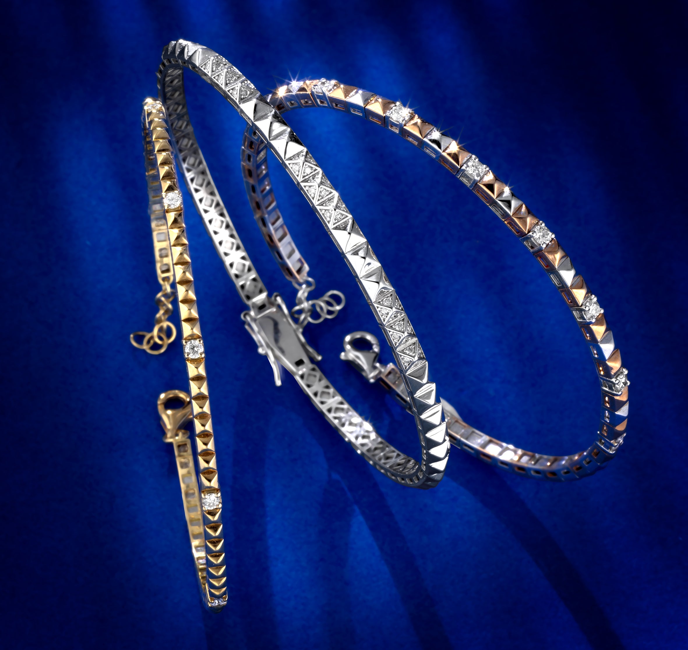 BRACCIALE RIGIDO IN ORO ROSA E ORO BIANCO CON DIAMANTI