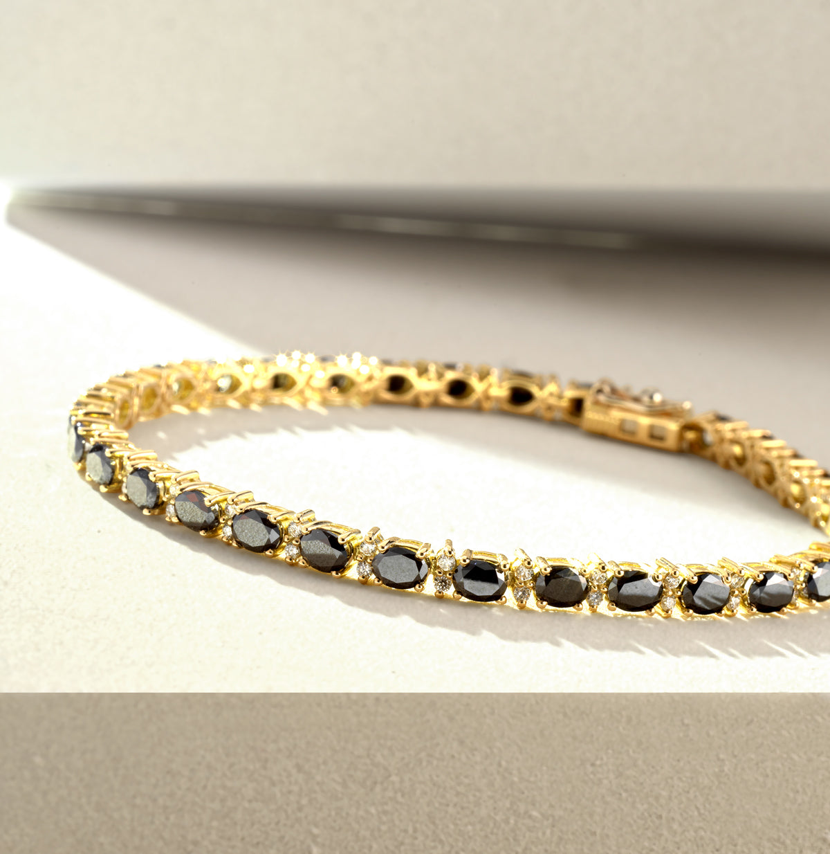 BRACCIALE IN ORO GIALLO CON DIAMANTI E DIAMANTI NERI