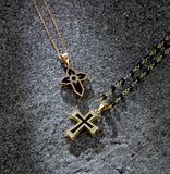 Croce in oro giallo con smalto blu con diamanti e catena pallinata in nero