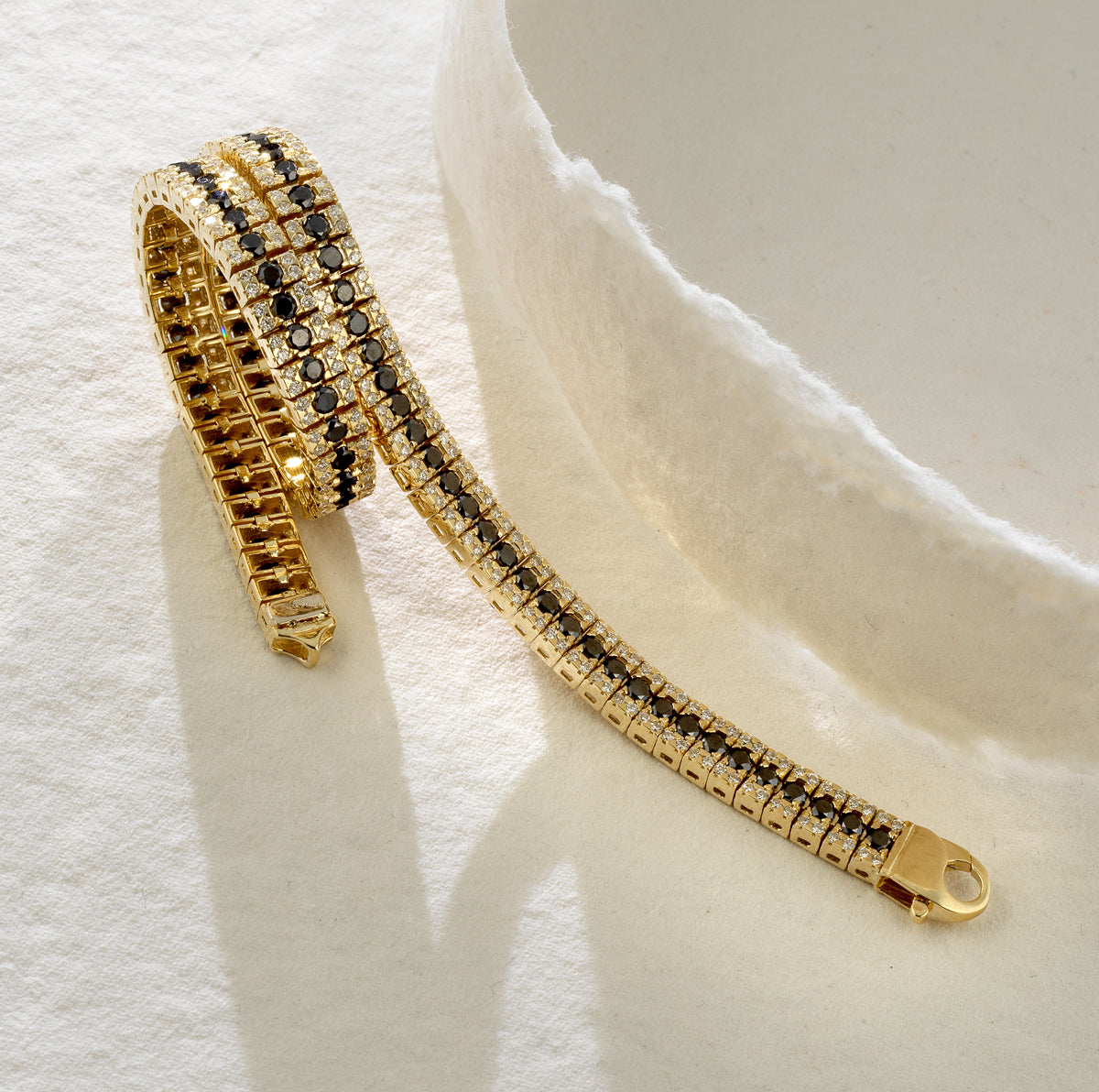 BRACCIALE TENNIS IN ORO GIALLO CON DIAMANTI BIANCHI E DIAMANTI NERI