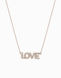 ciondolo in oro rosa con scritta LOVE e diamanti