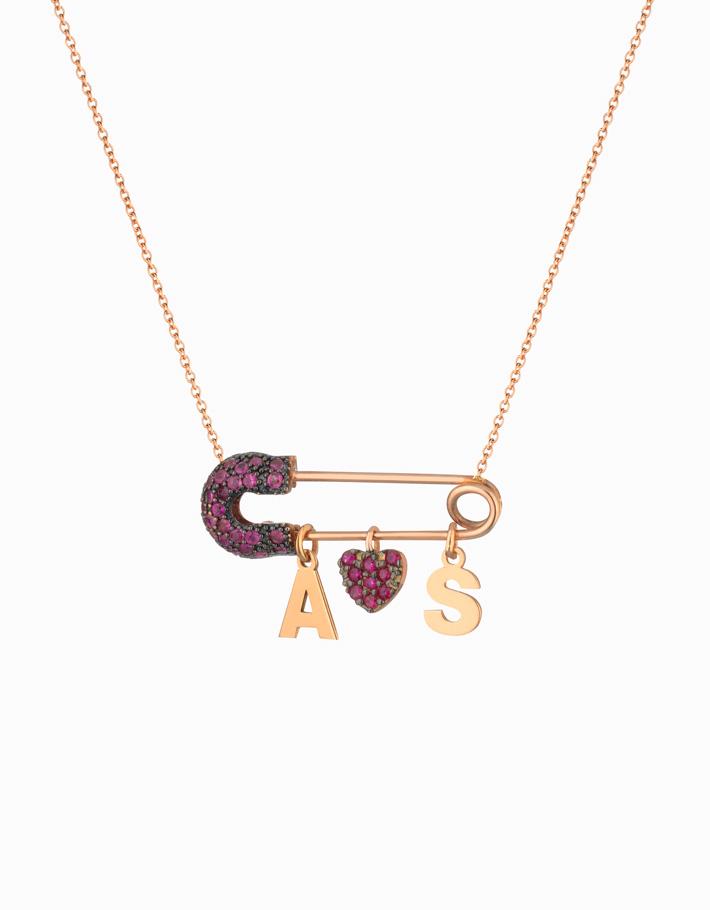Ciondolo a spilla e charms con cuore e lettere personalizzate, in oro rosa e rubini Dalù Gioielli