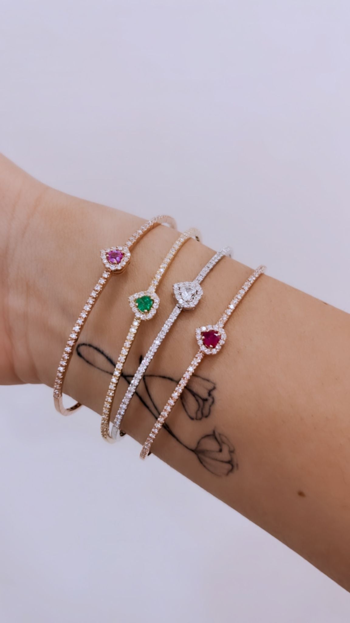 BRACCIALE IN ORO BIANCO CON CUORE DI SMERALDO E DIAMANTI