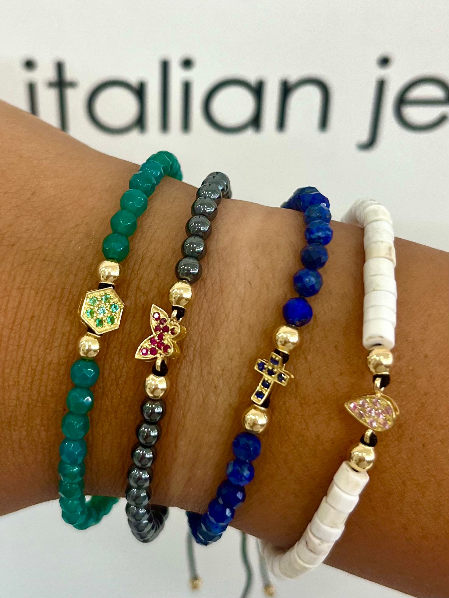 BRACCIALE CON ESQAGONO CENTRALE E SMERALDI  IN ORO GIALLO ED EMATITE