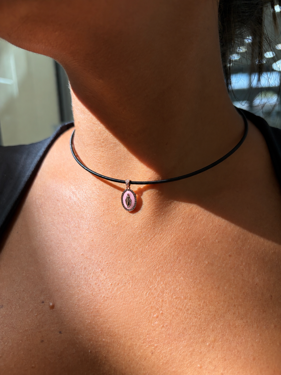 COLLANA CON  CINTURINO NERO IN ORO ROSA CON MADONNINA SMALTATA ROSA 9KT
