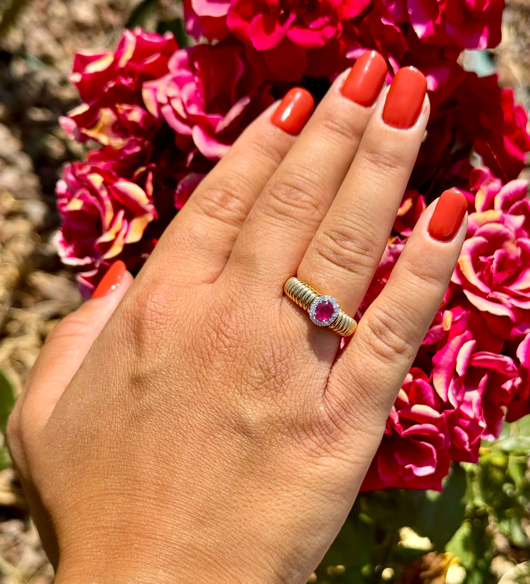 ANELLO FASCIA STRETTA IN ORO GIALLO CON OVALE DI DIAMANTI E RUBINO