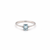 ANELLO IN ORO 9KT, ORO BIANCO CON DIAMANTI E QUADRATO ACQUAMARINA CENTRALE