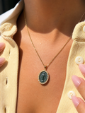 COLLANA IN ORO GIALLO CON CERAMICA VERDE ALL'INTERNO CON MADONINNA  E DIAMANTI INTORNO