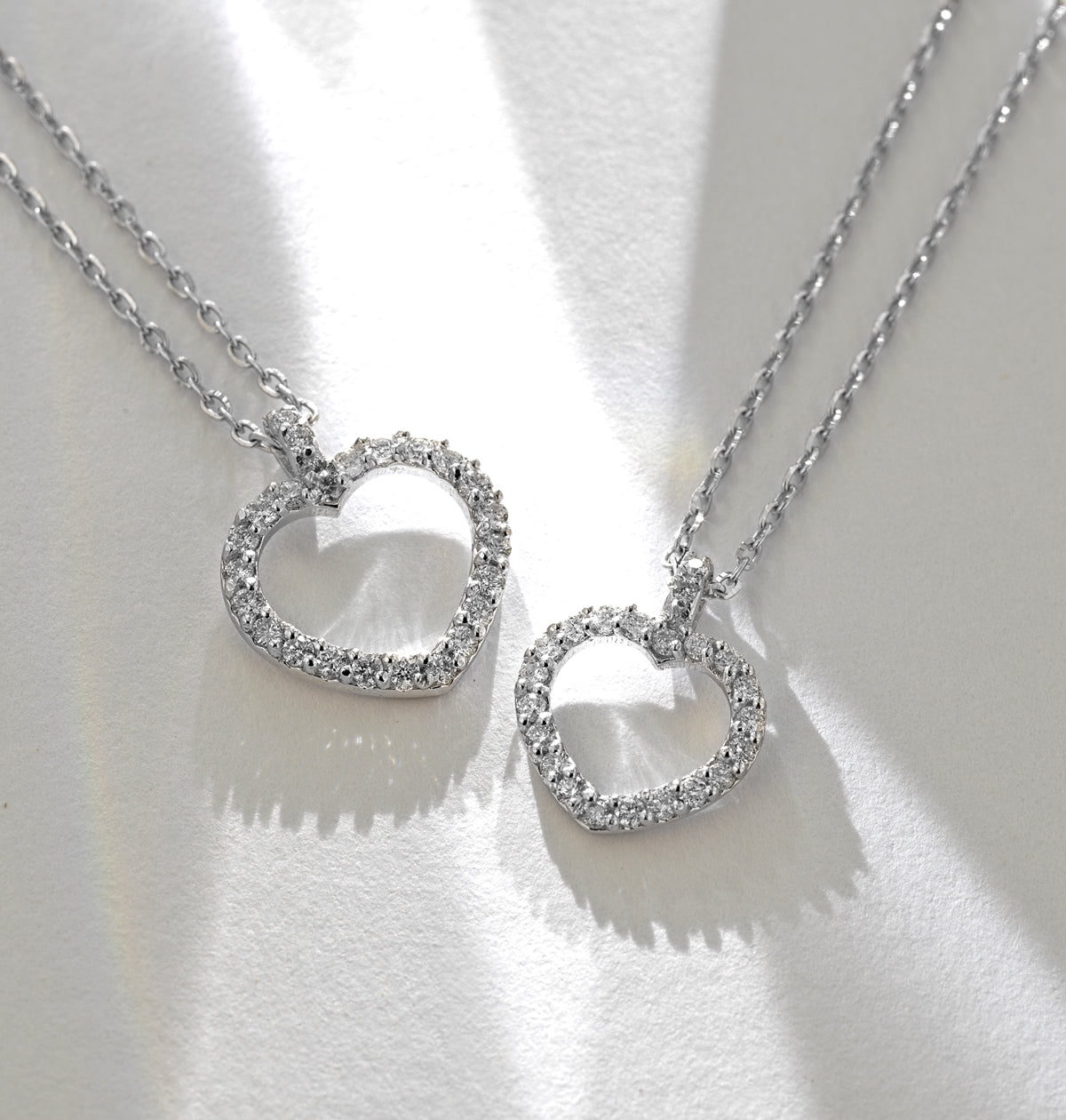 CIONDOLO IN ORO BIANCO CON CUORE APERTO DI DIAMANTI