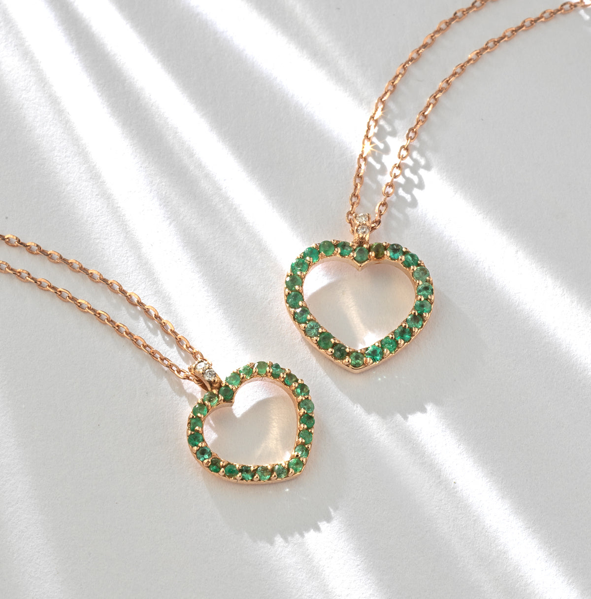 CIONDOLO IN ORO ROSA CON CUORE PICCOLO APERTO DI DIAMANTI E SMERALDI