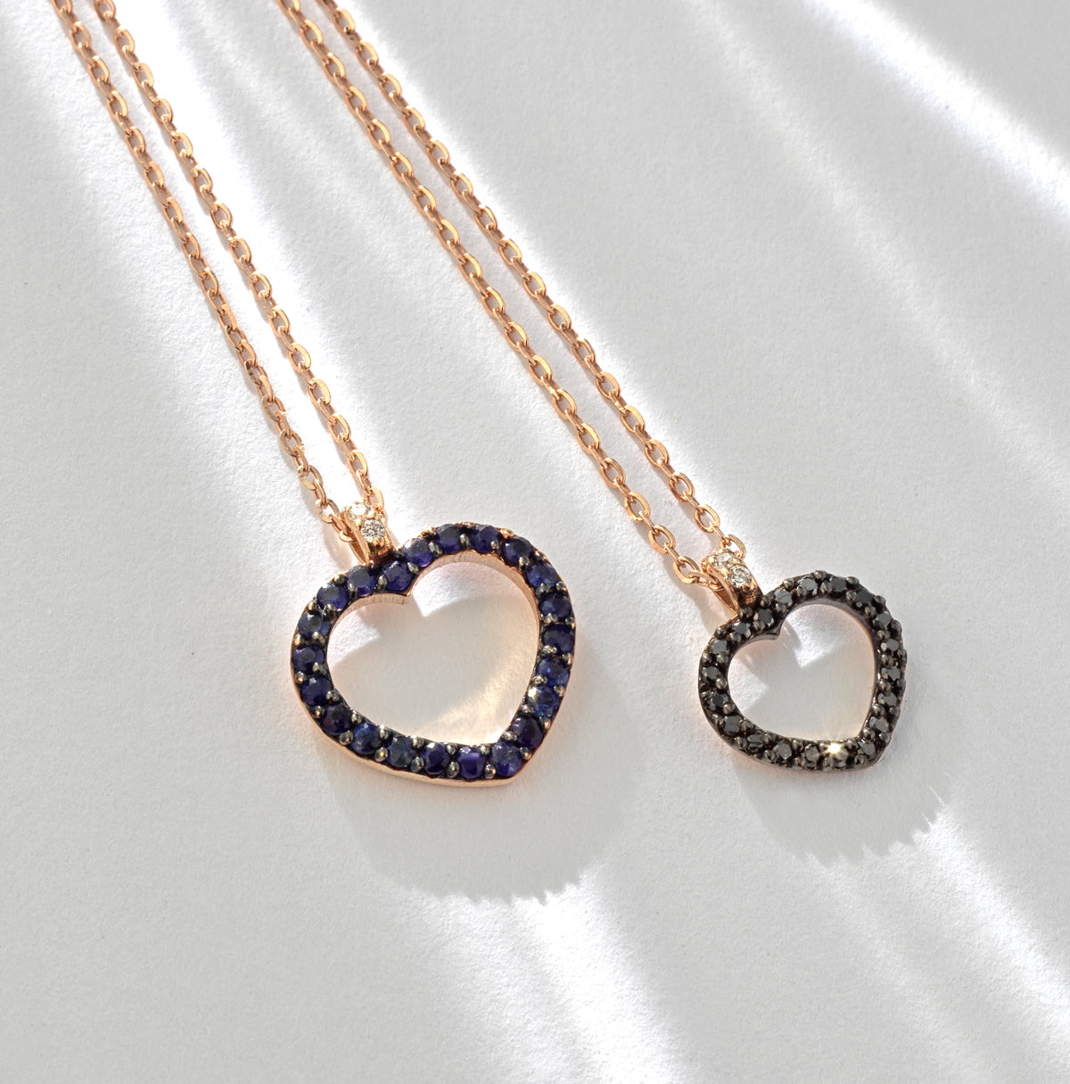 CIONDOLO IN ORO ROSA CON CUORE APERTO DI DIAMANTI NERI E BIANCHI