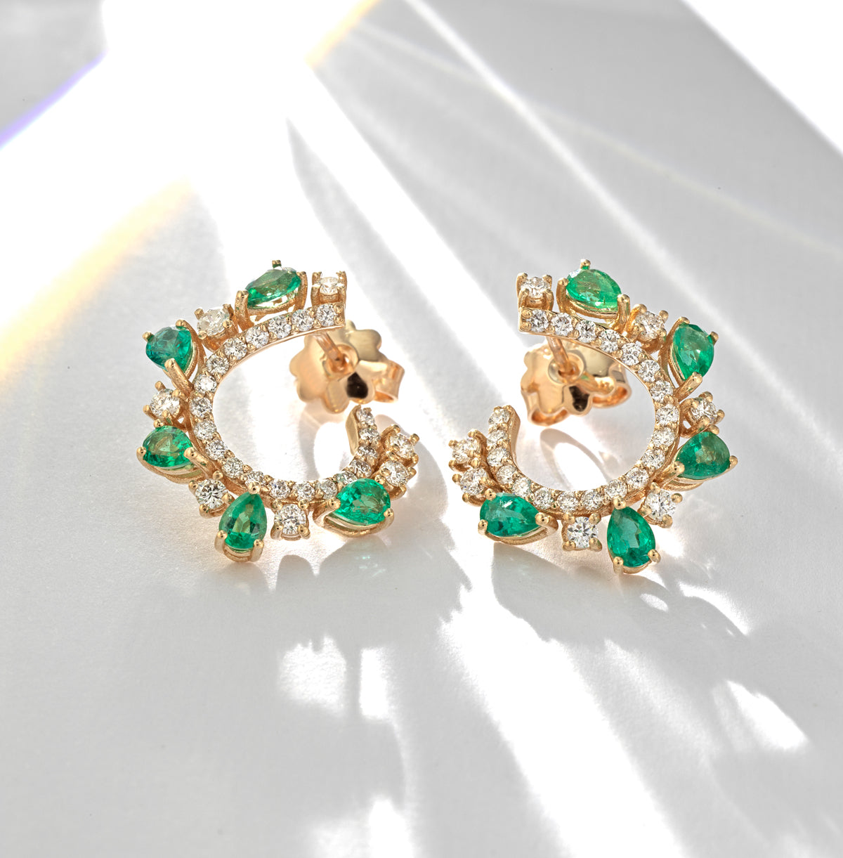 ORECCHINI IN ORO GIALLO CON DIAMANTI E GOCCE DI SMERALDO