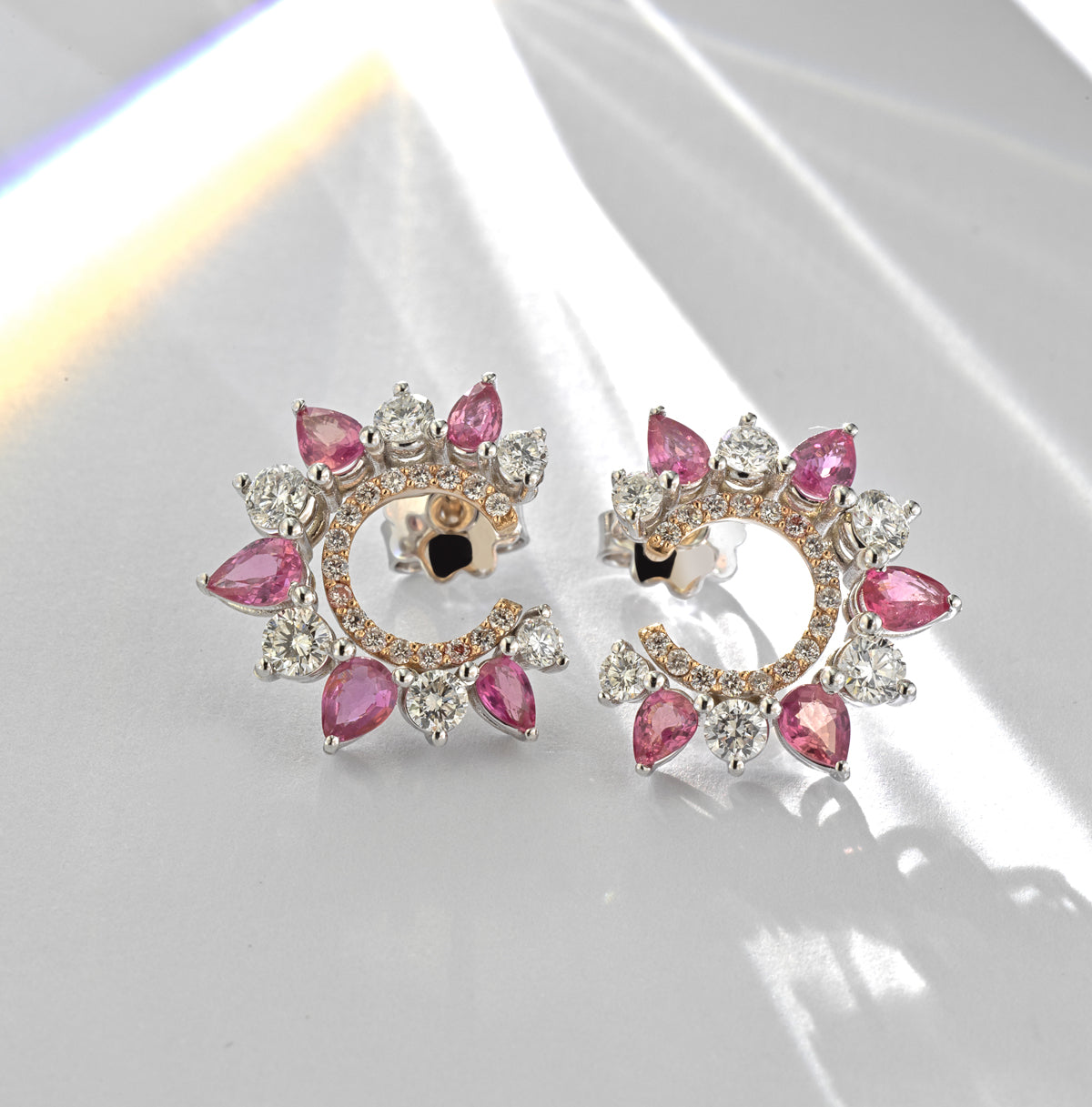 ORECCHINI IN ORO BIANCO E ORO ROSA CON DIAMANTI E GOCCE DI RUBINI