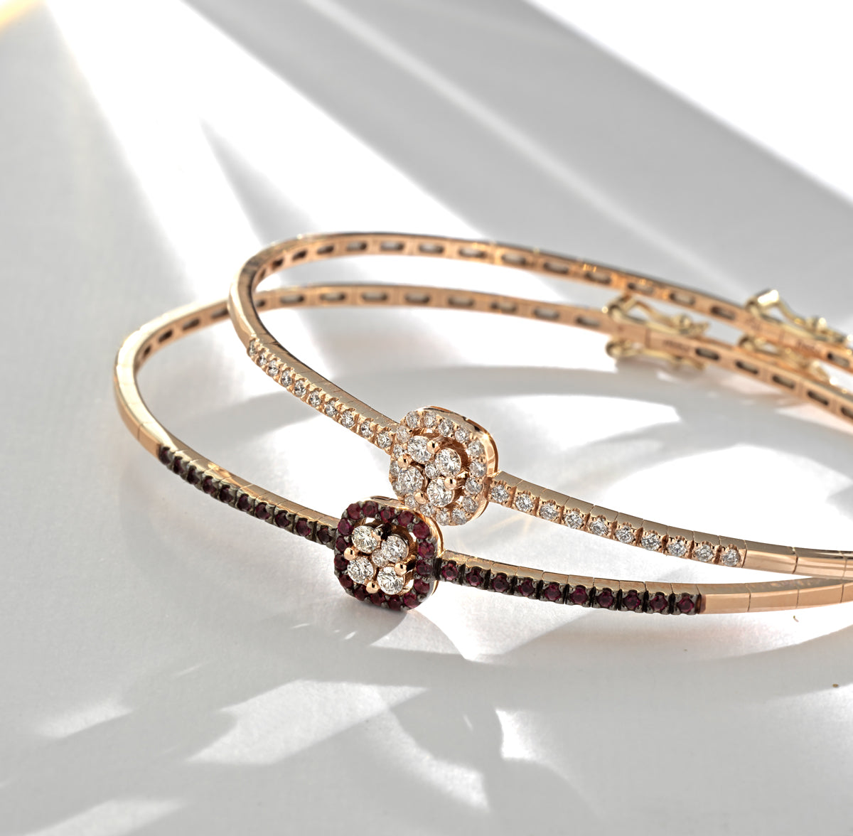 BRACCIALE RIGIDO IN ORO ROSA CON DIAMANTI E RUBINI