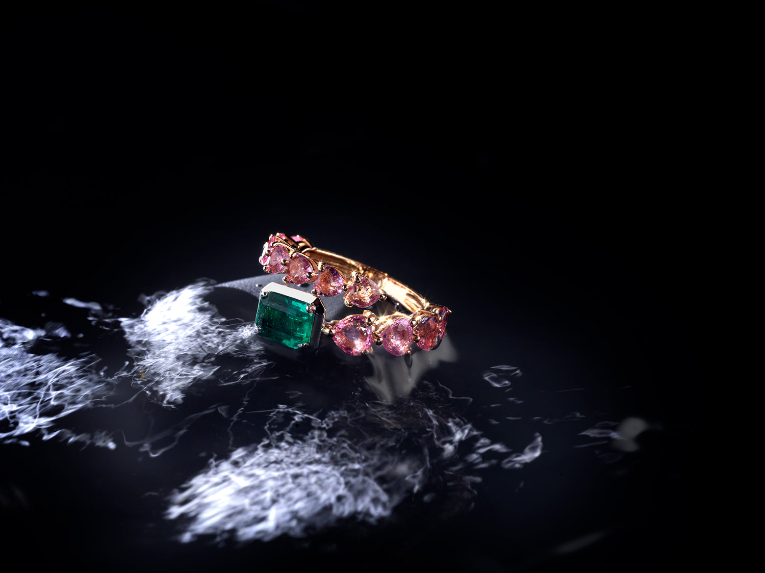 ANELLO IN ORO ROSA TAGLIO CUORI DI ZAFFIRI ROSA E QUADRATO DI SMERALDO