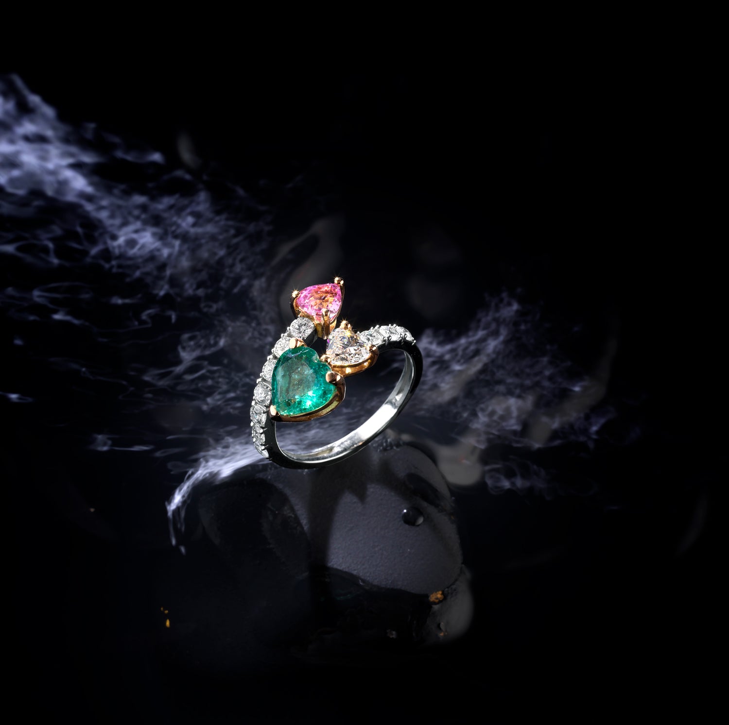 ANELLO IN ORO BIANCO CON DIAMANTI, CUORE DI ZAFFIRO ROSA, CUORE DI SMERALDO E CUORE DI DIAMANTE