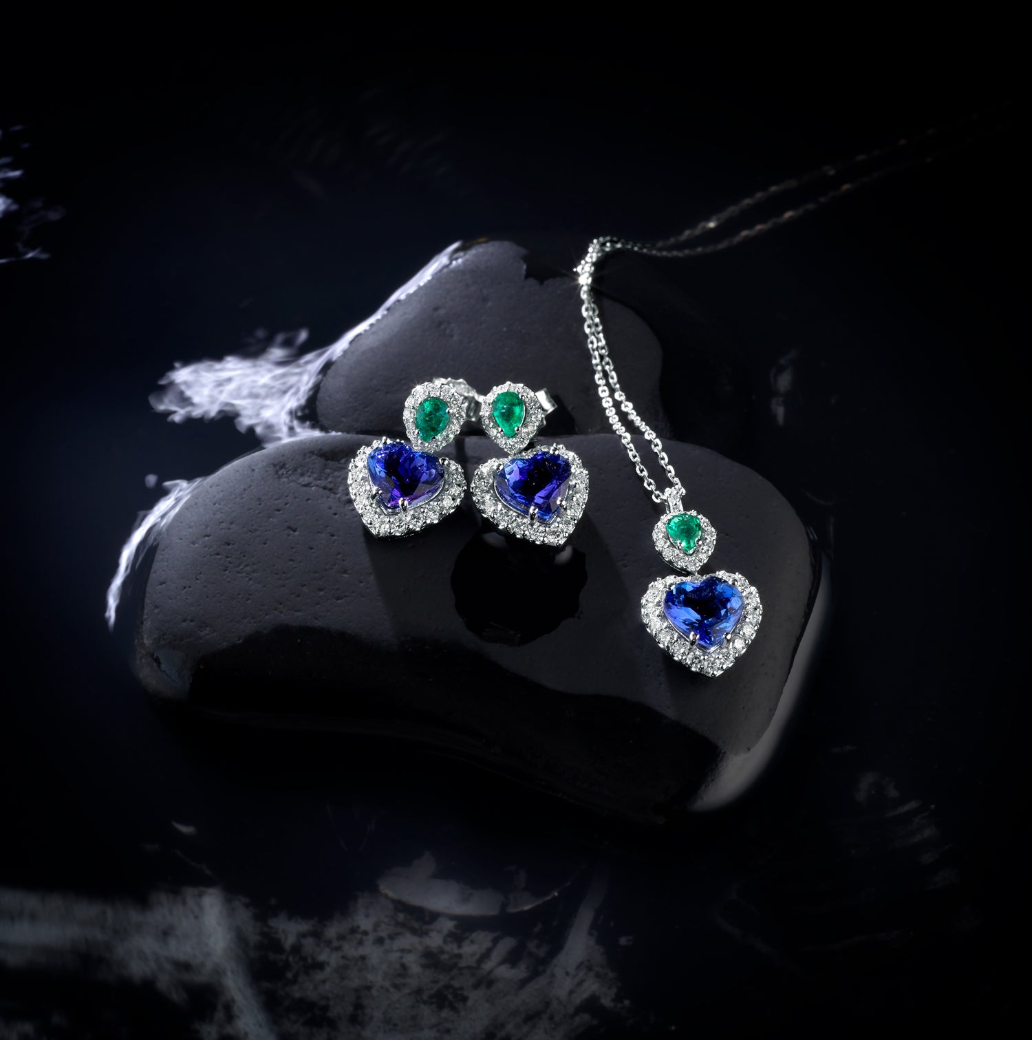 CIONDOLO IN ORO BIANCO CON GOCCIA DI SMERALDO E CUORE DI TANZANITE CON CONTORNO DI DIAMANTI