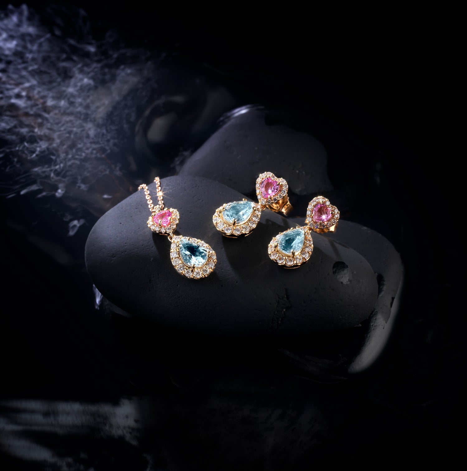 ORECCHINI IN ORO ROSA CON CUORI DI ZAFFIRI ROSA, GOCCE D'ACQUAMARINA E CONTORNO DI DIAMANTI