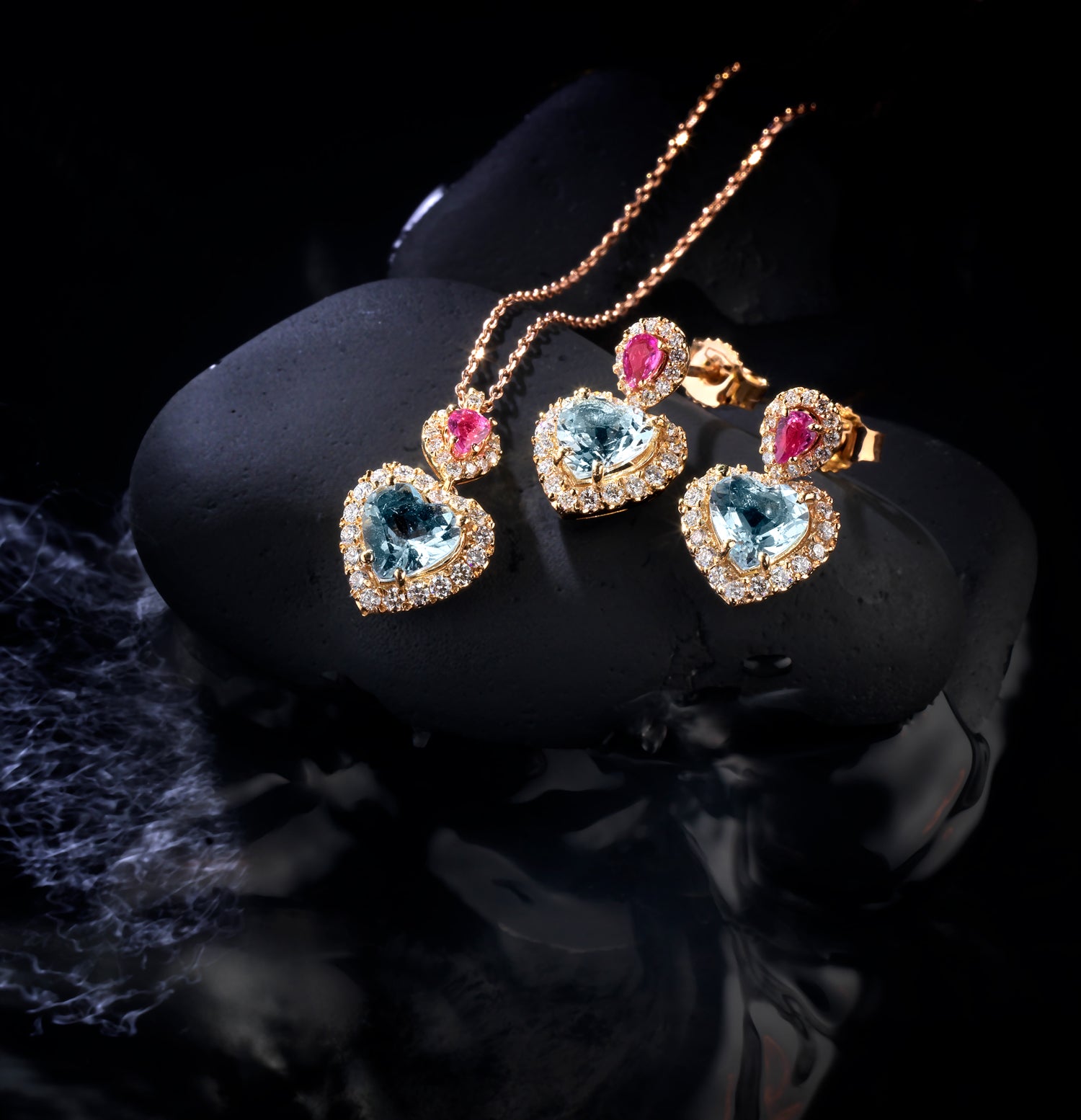 ORECCHINI IN ORO ROSA CON GOCCE DI ZAFFIRI ROSA E CUORI D'ACQUAMARINA E CONTORNO DI DIAMANTI