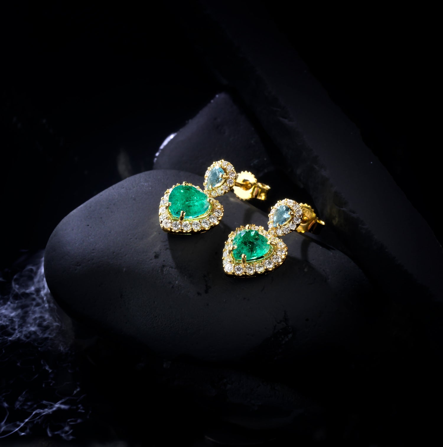 ORECCHINI IN ORO GIALLO CON GOCCE DI ACQUAMRINA E CUORI DI SMERALDI CON CONTORNO DI DIAMANTI