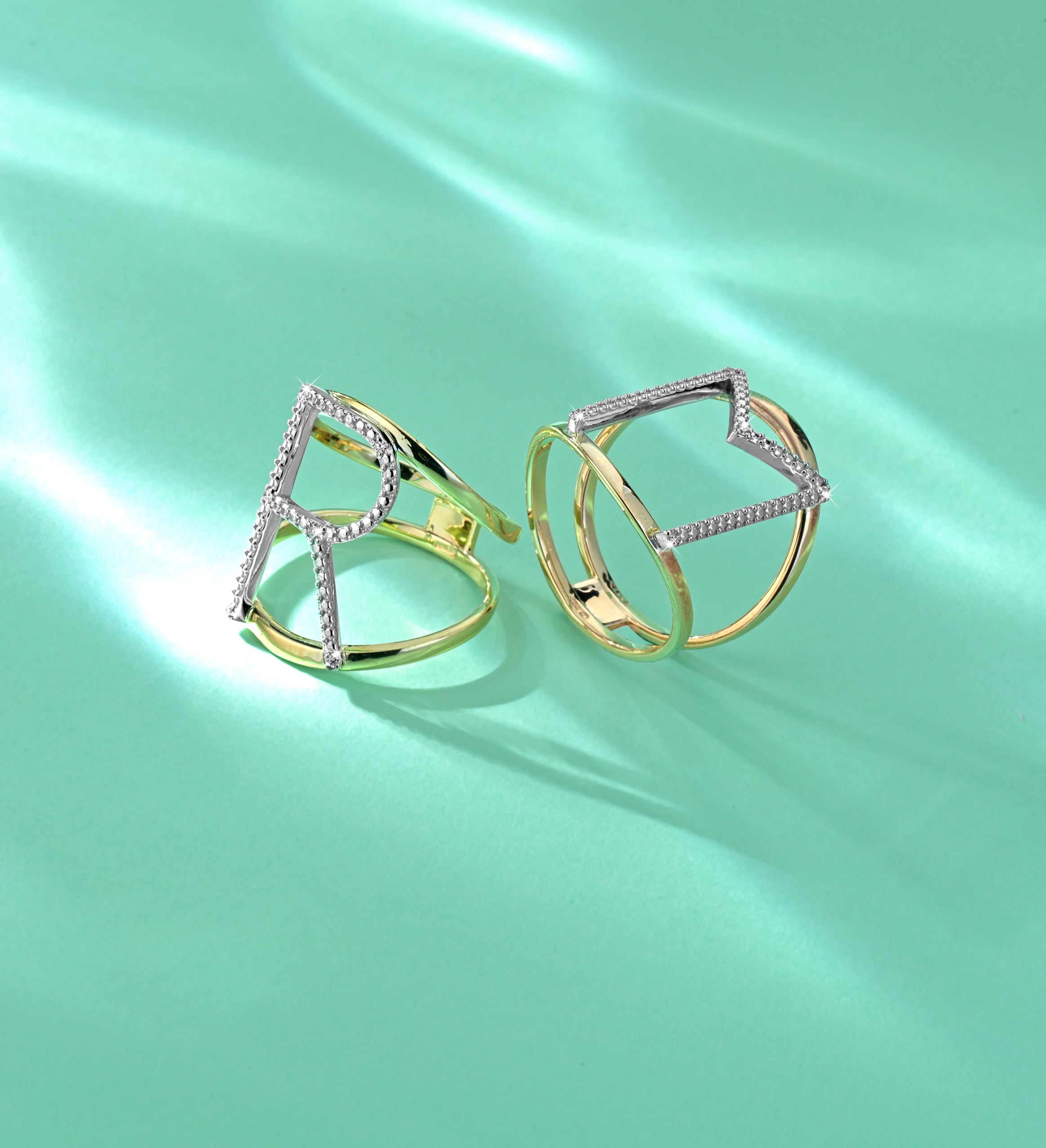 ANELLO LETTERA 9KT, IN ORO GIALLO CON DIAMANTI