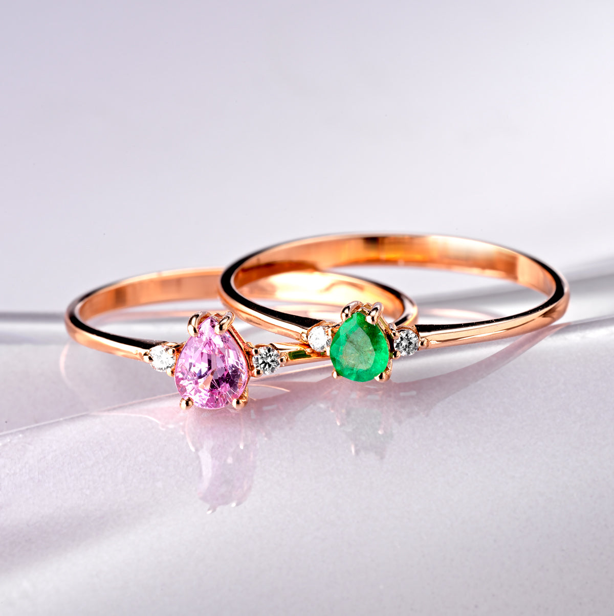 ANELLO CON ZAFFIRO ROSA CENTRALE A GOCCIA E DUE DIAMANTI LATERALI