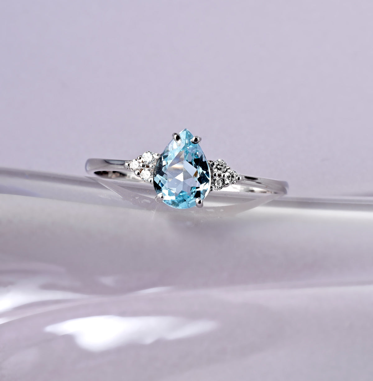 ANELLO A GOCCIA DI ACQUAMARINA IN ORO BIANCO CON SEI DIAMANTI LATERALI