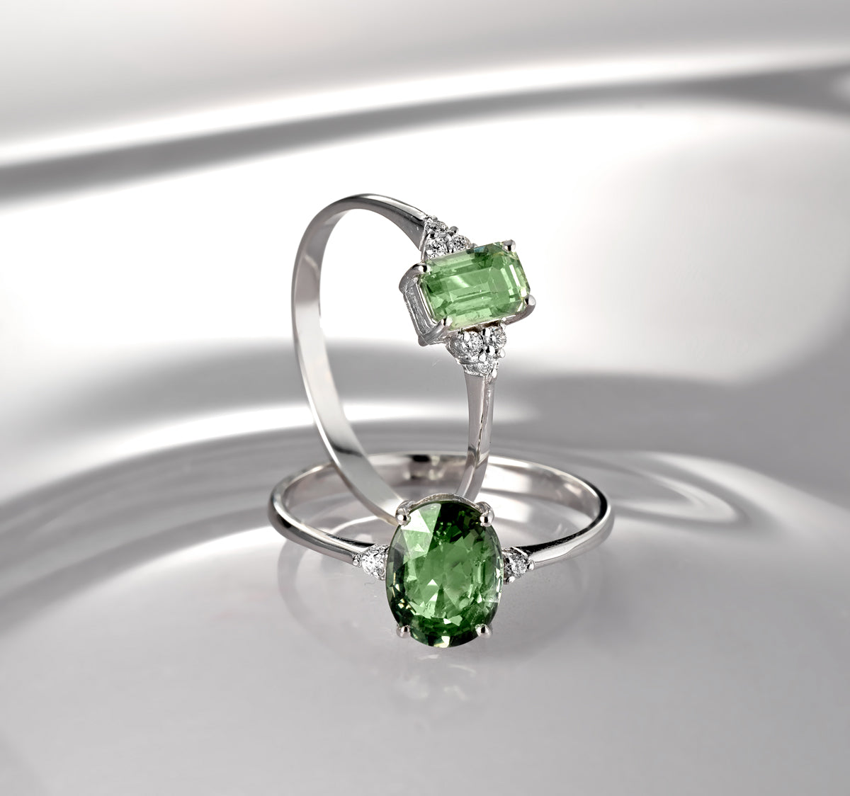 ANELLO CON CENTRALE DI CORINDONE IN ORO BIANCO E SEI DIAMANTI LATERALI