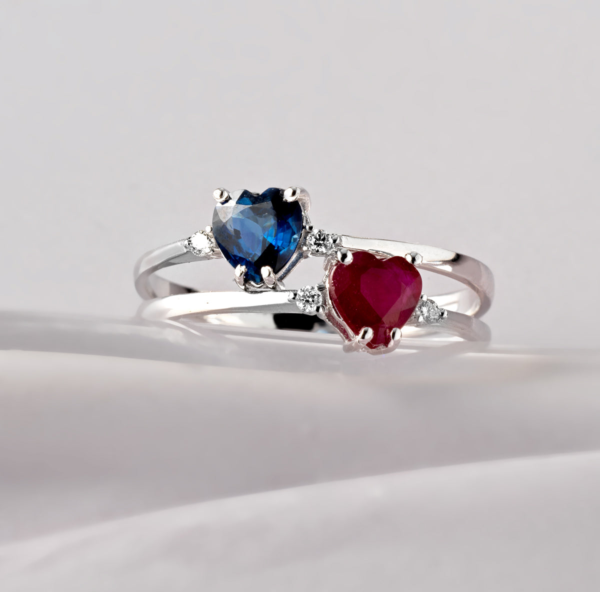 ANELLO CON CUORE DI ZAFFIRO IN ORO BIANCO E DUE DIAMANTI LATERALI