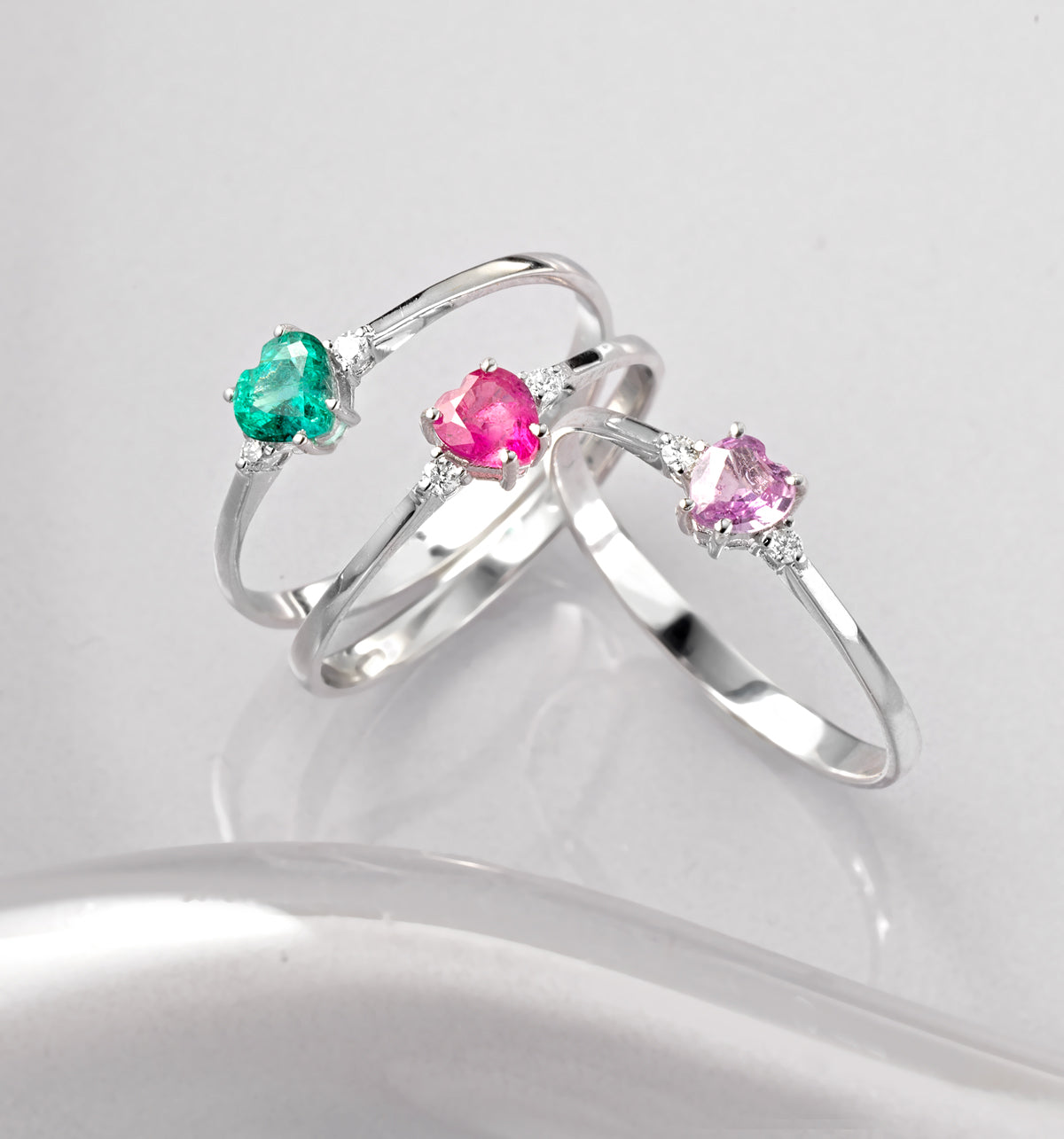 ANELLO A CUORE ZAFFIRO ROSA IN ORO BIANCO CON DUE DIAMANTI LATERALI