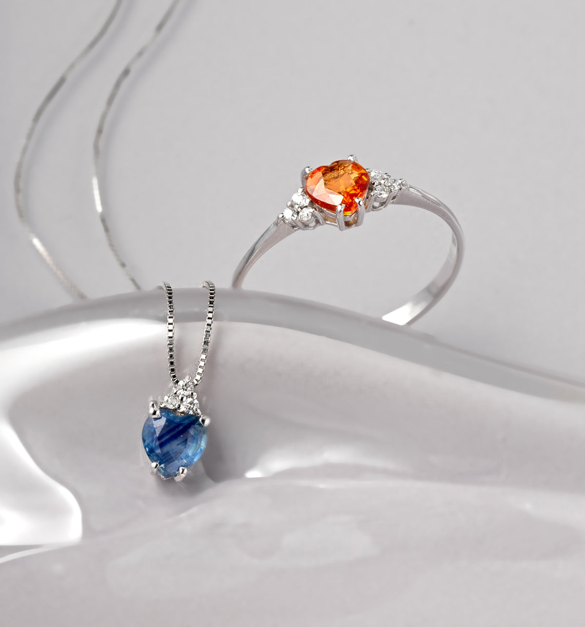 CIONDOLO A CUORE CON ZAFFIRO CENTRALE IN ORO BIANCO CON TRE DIAMANTI