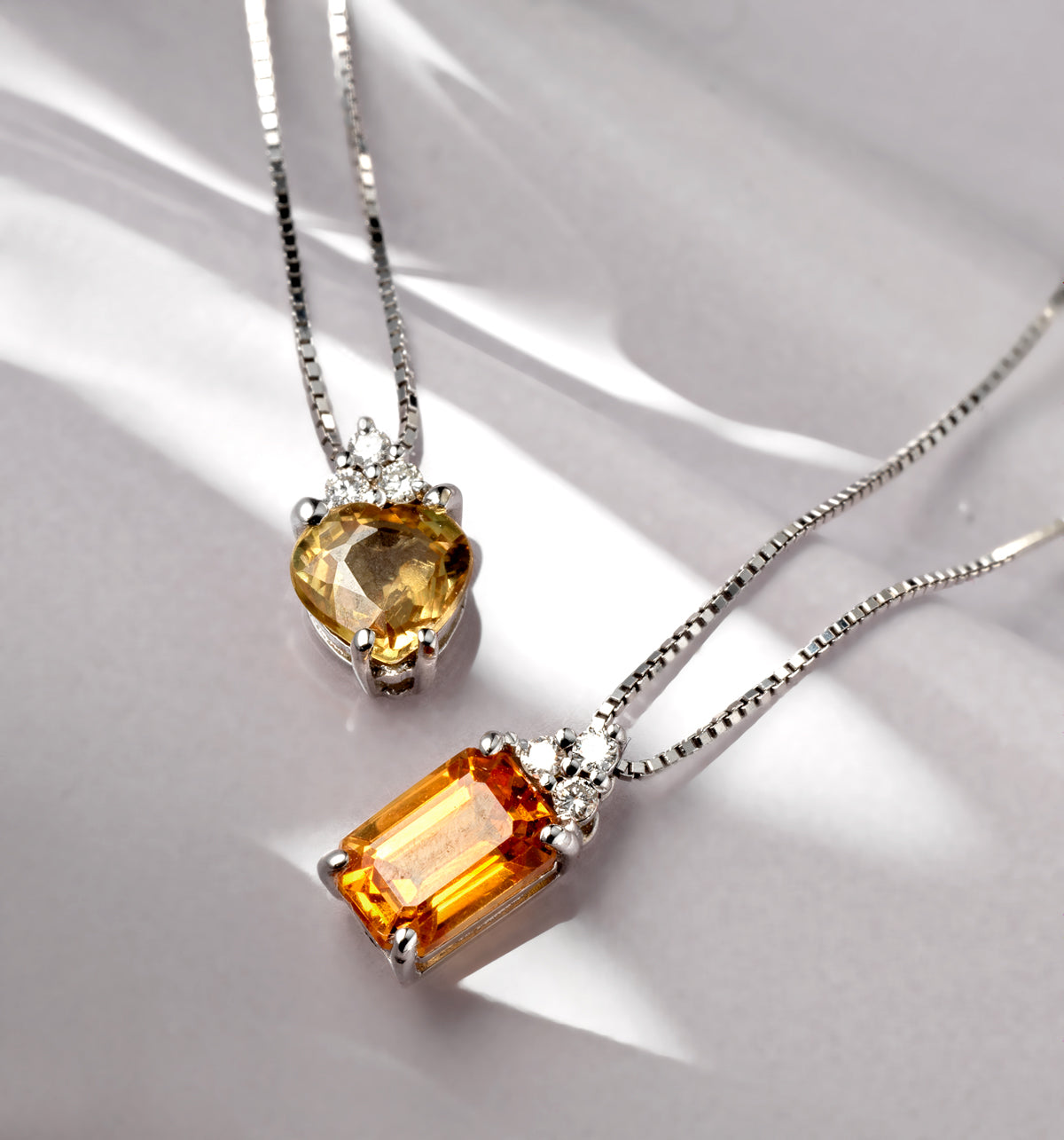 CIONDOLO CON CUORE CENTRALE DI TOPAZIO IN ORO BIANCO CON TRE DIAMANTINI