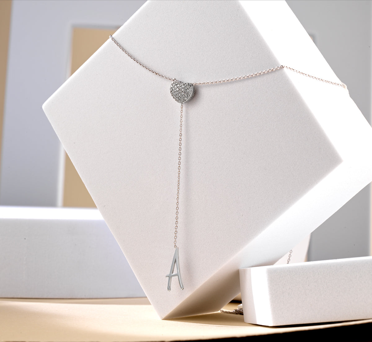 COLLANA SALISCENDI IN ORO BIANCO CON CUORE DI DIAMANTI  CON LETTERA PENDENTE