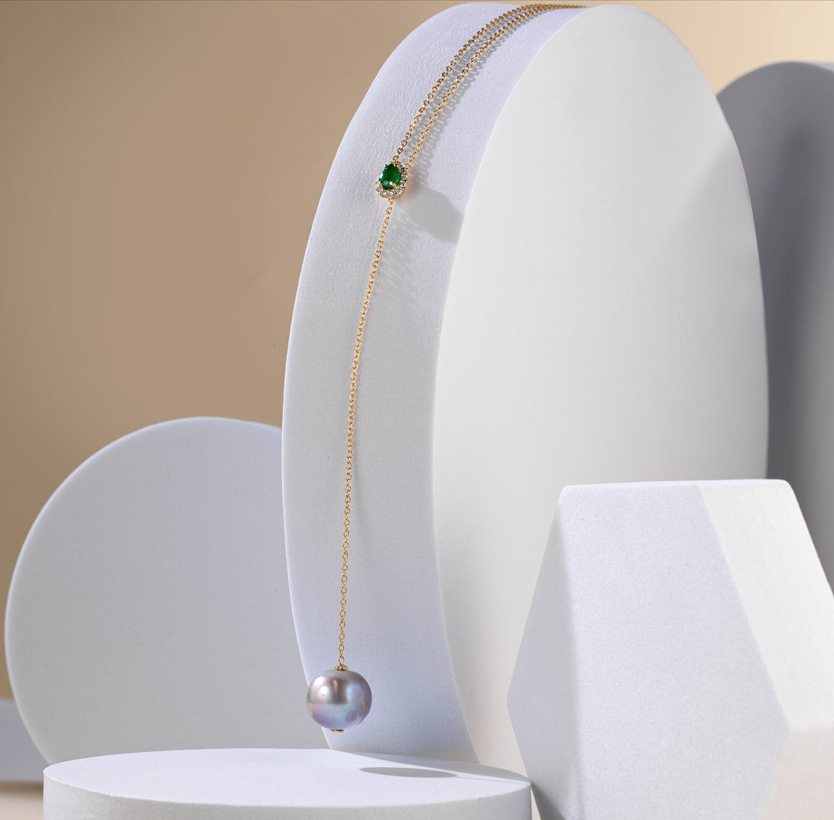 COLLANA SALISCENDI IN ORO GIALLO CON DIAMANTI E SMERALDO CENTRALE E PERLA