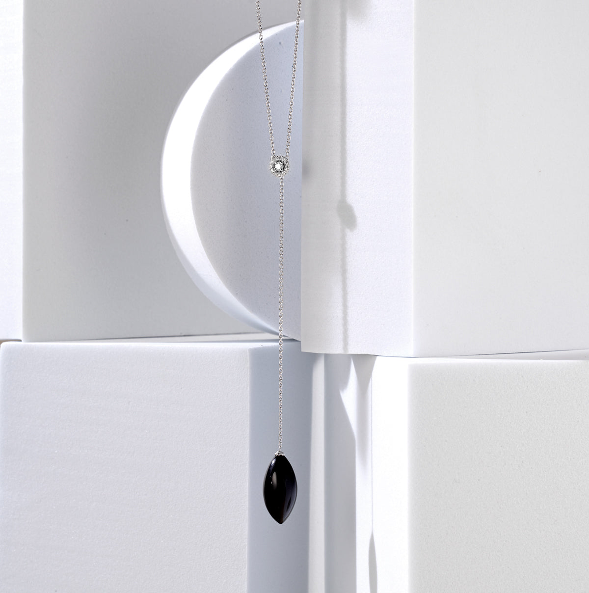 COLLANA SALISCENDI IN ORO BIANCO CON DIAMANTE E ONICE