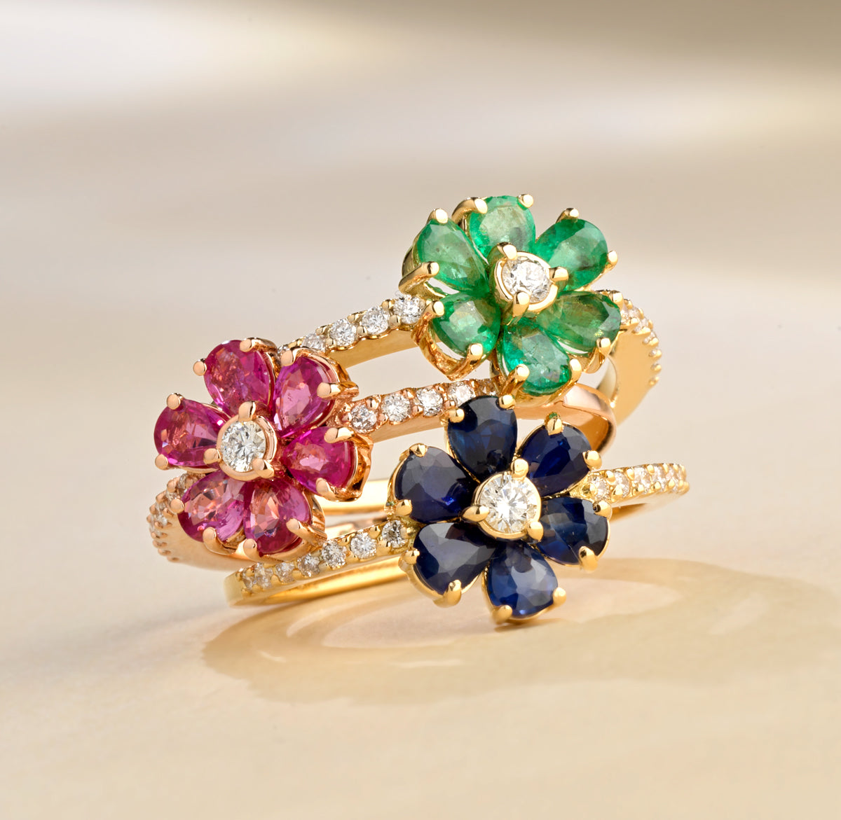 ANELLO A FIORE IN ORO GIALLO CON DIAMANTI E ZAFFIRI