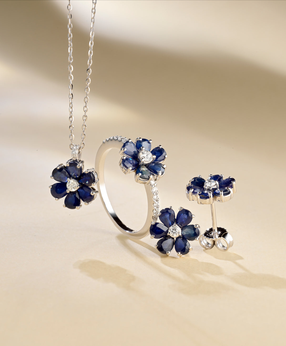 ORECCHINI A FIORE IN ORO BIANCO CON DIAMANTI CENTRALI E ZAFFIRI