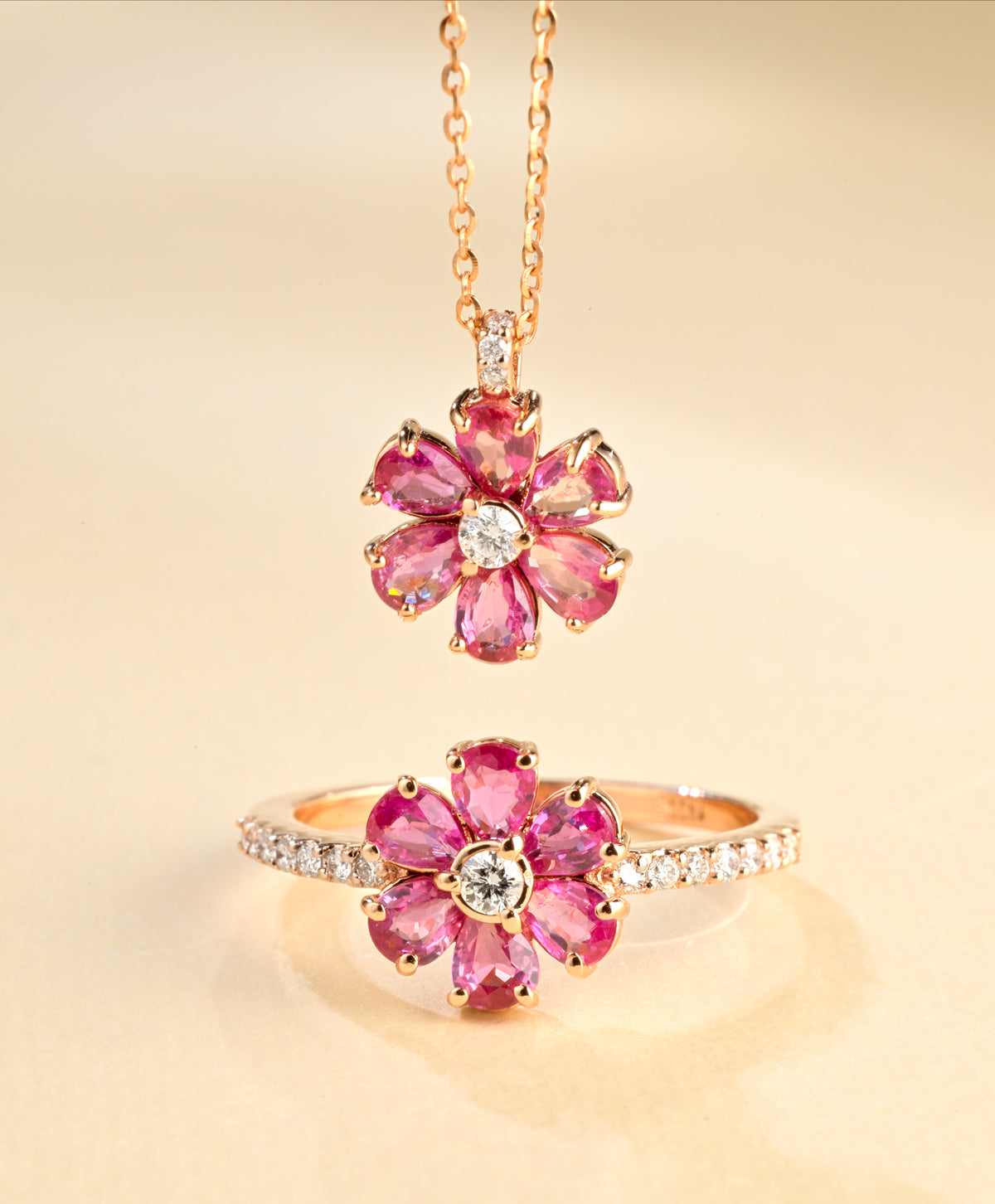 CIONDOLO IN ORO ROSA CON RUBINI ROSA E DIAMANTE CENTRALE