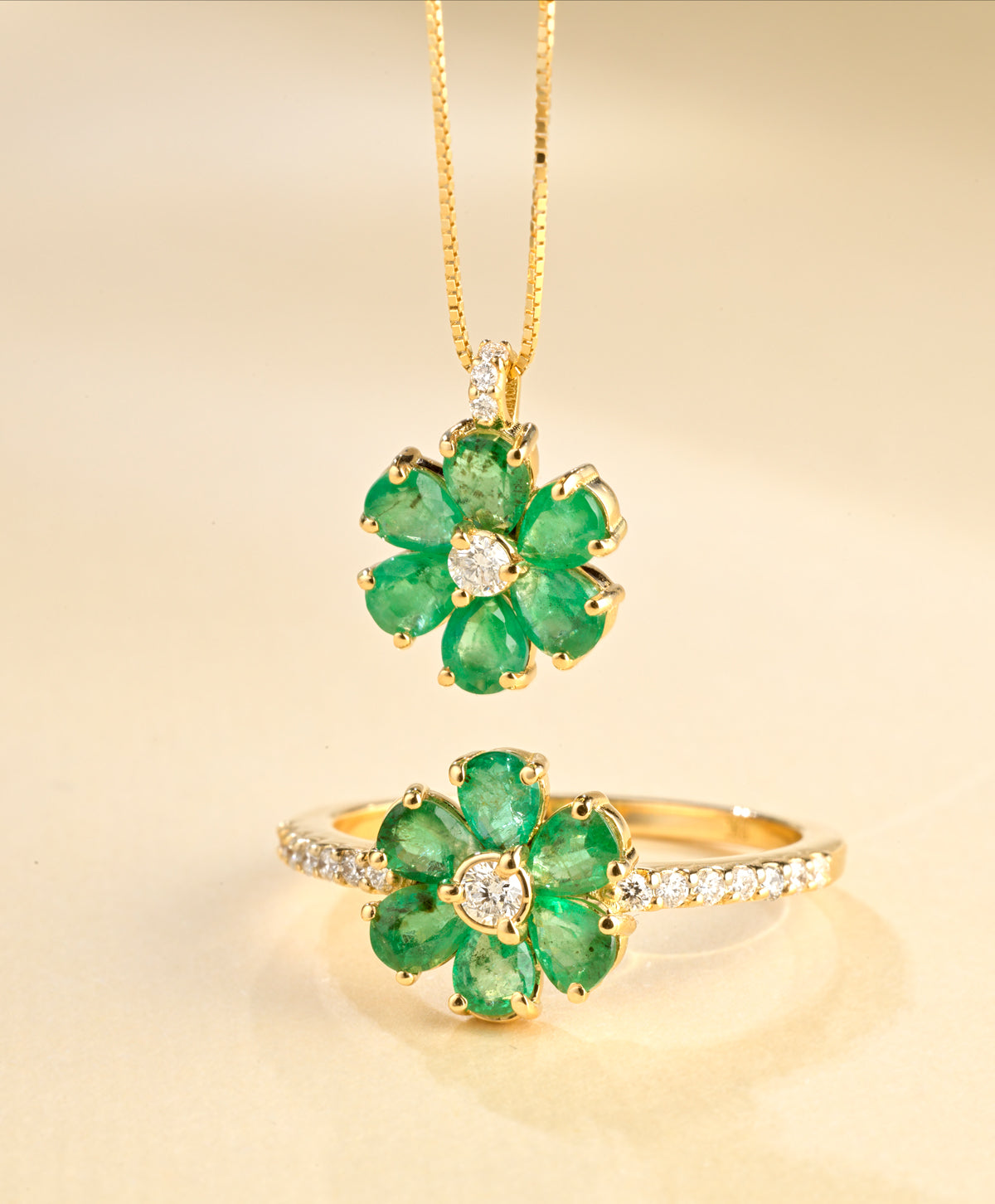 CIONDOLO FIORE IN ORO GIALLO CON DIAMANTE CENTRALE E SMERALDO