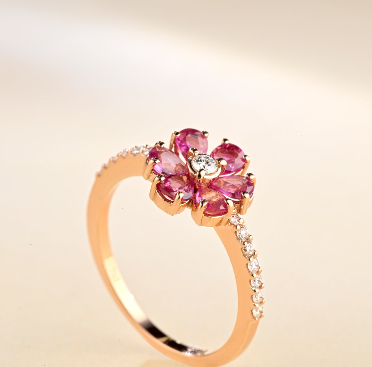 ANELLO A FIORE IN ORO ROSA CON DIAMANTI E RUBINI ROSA