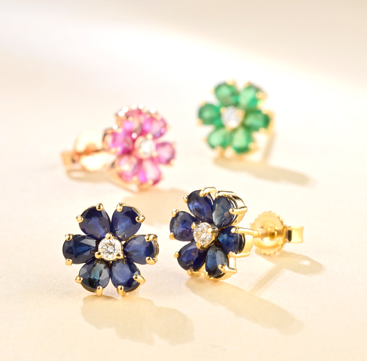 ORECCHINI A FIORE IN ORO GIALLO CON DIAMANTI E ZAFFIRI