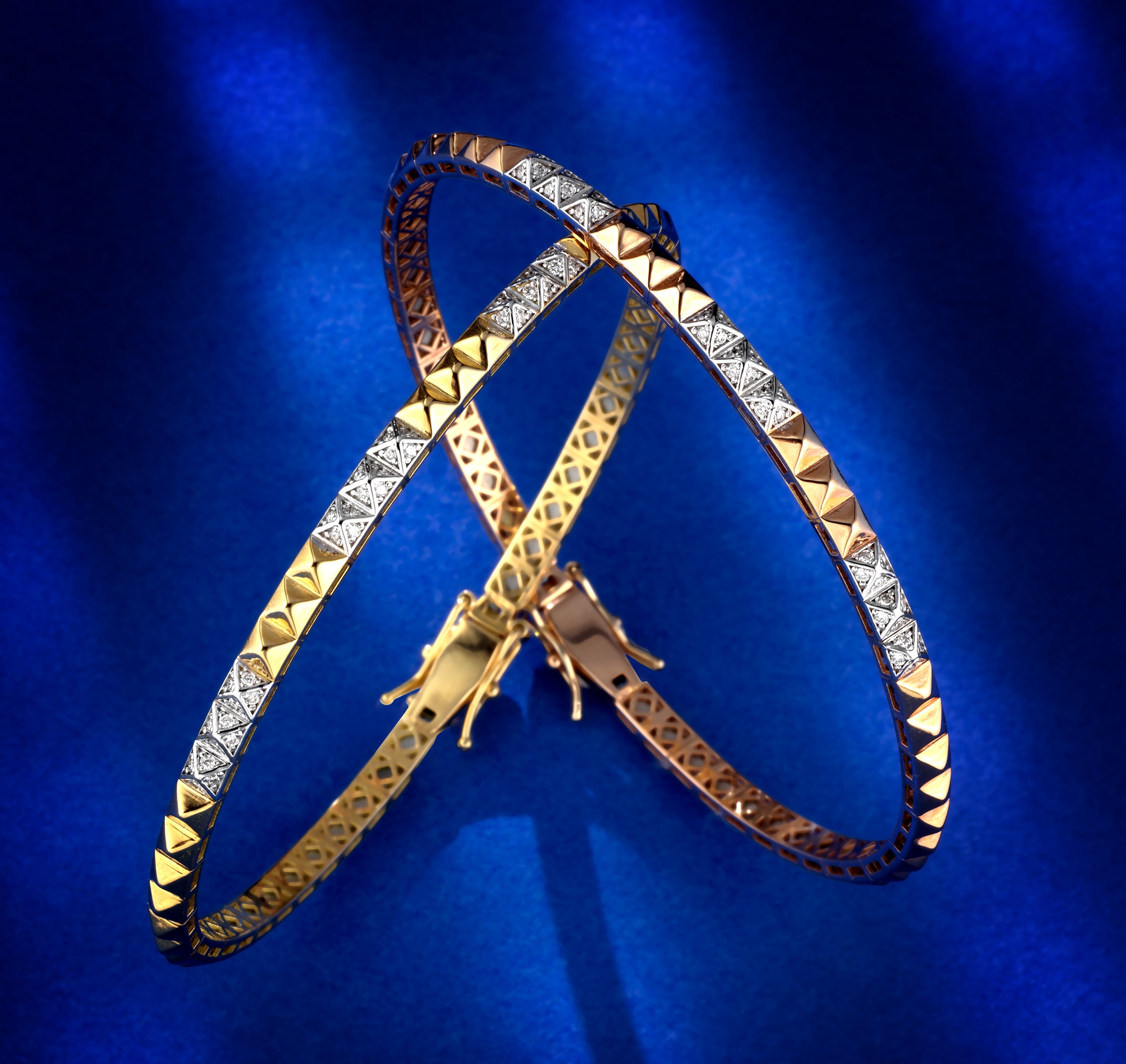 BRACCIALE RIGIDO IN ORO ROSA A PIRAMIDE CON DIAMANTI