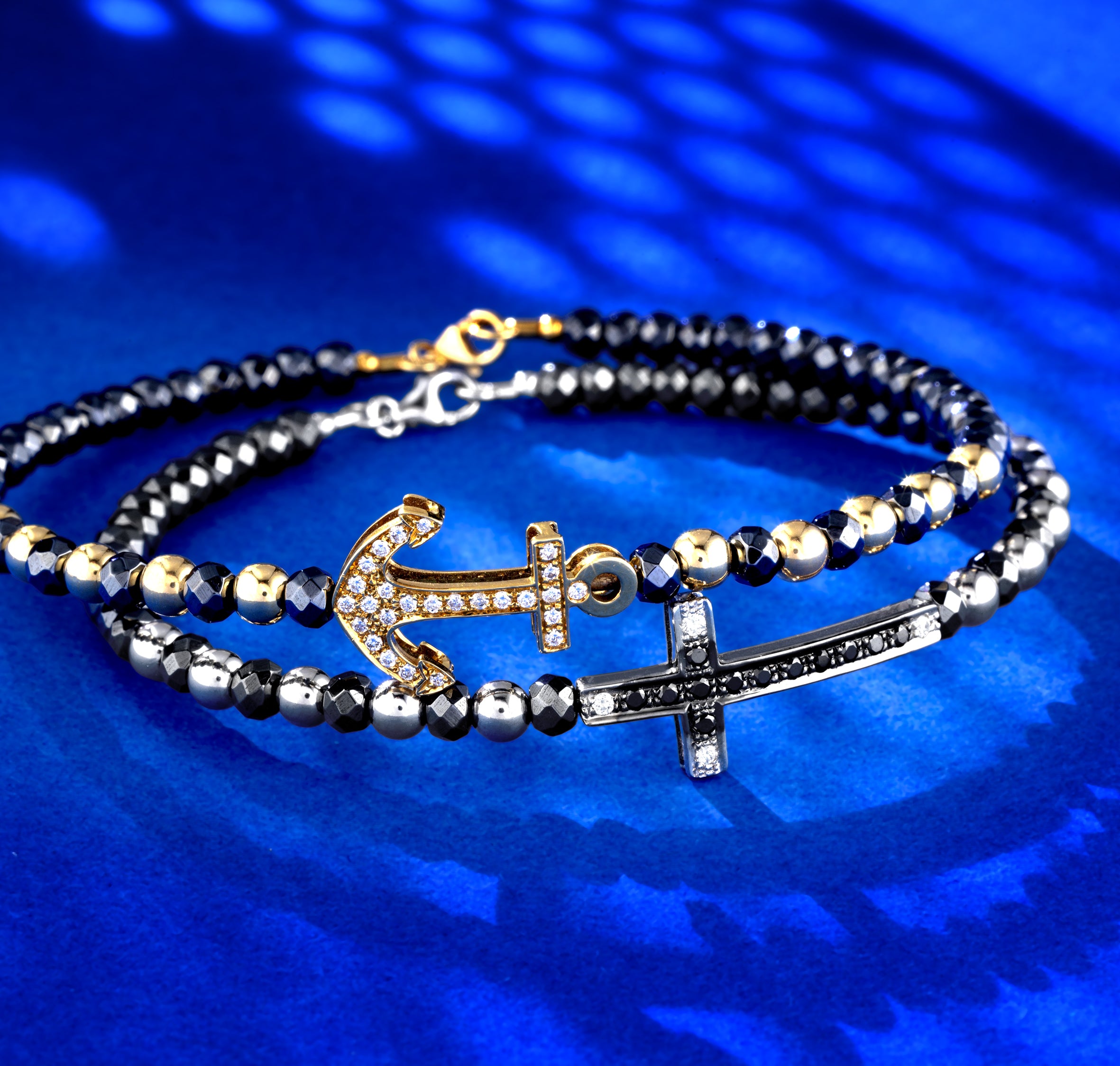 BRACCIALE RIGIDO IN ORO BIANCO CON CROCE CENTRALE DI DIAMANTI E DIAMANTI NERI