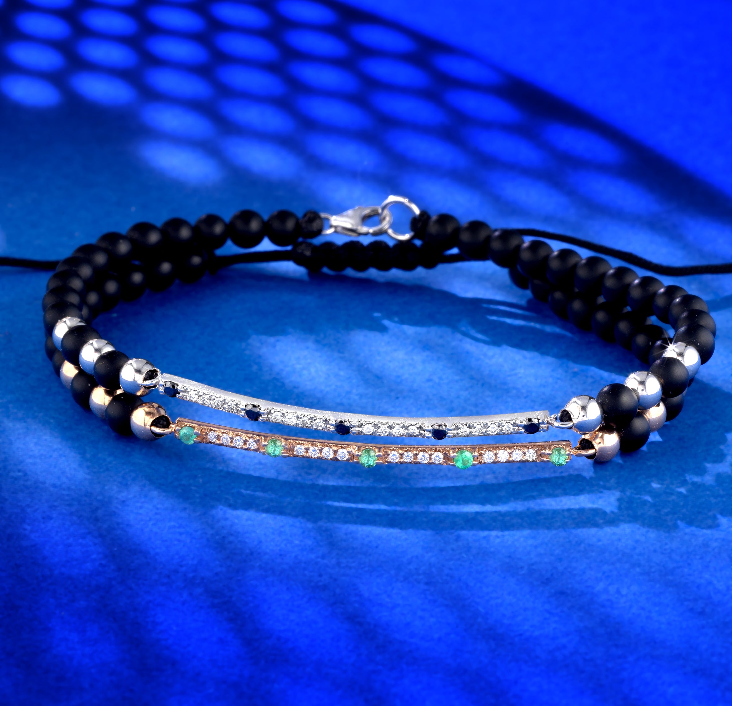 BRACCIALE CON LACCIO IN ORO ROSA BACCHETTA CENTRALE CON DIAMANTI E SMERALDI