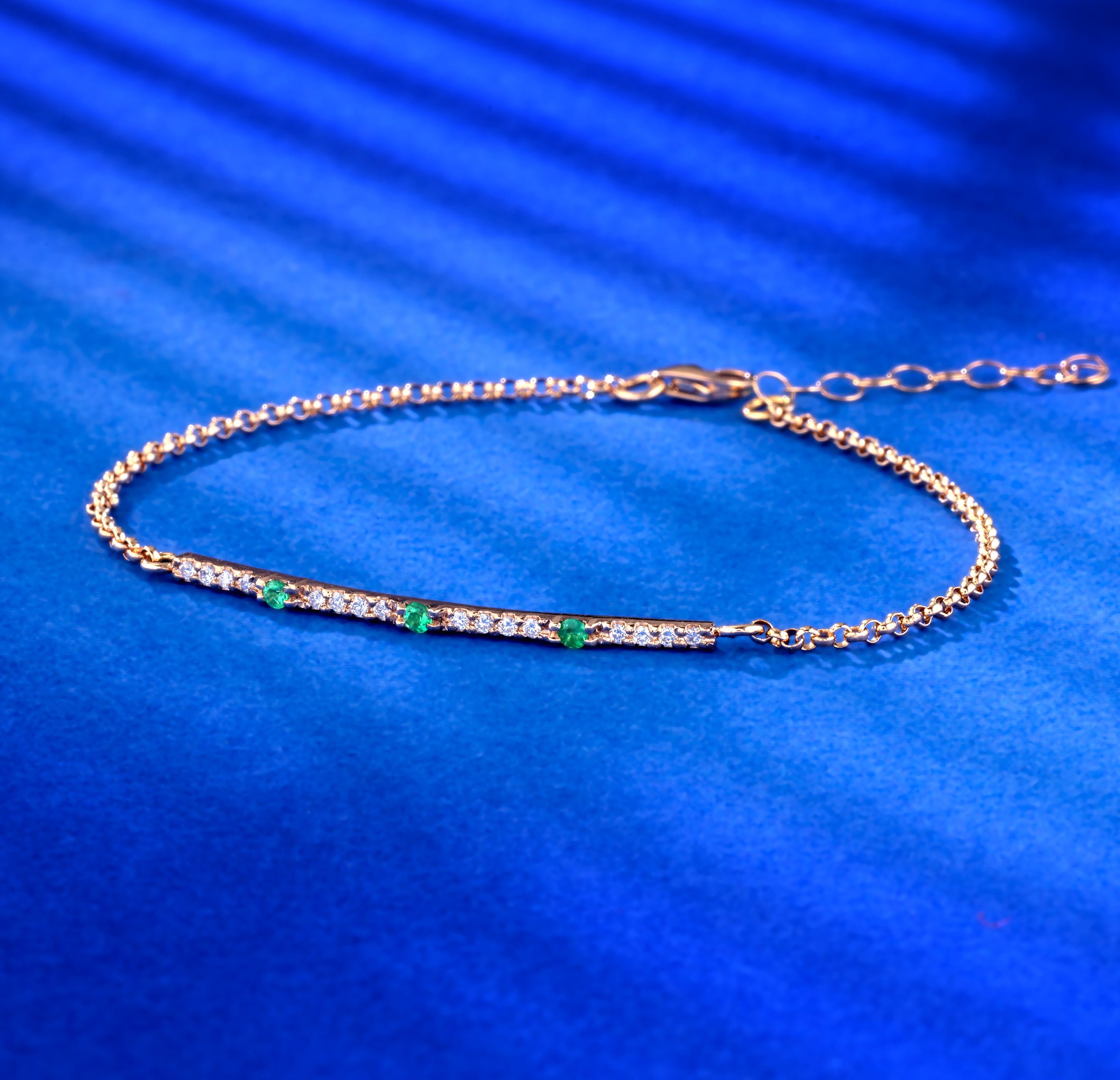 BRACCIALE CON CATENA IN ORO ROSA BACCHETTA CENTRALE CON DIAMANTI E SMERALDI