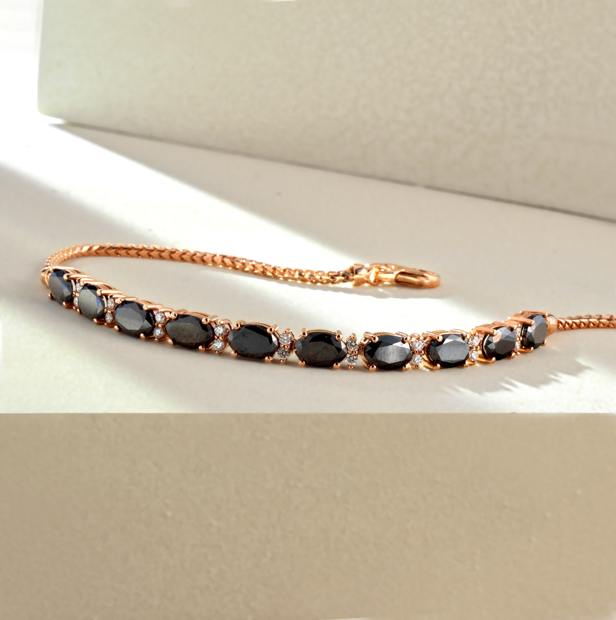 BRACCIALE CON CATENA IN ORO ROSA DIAMANTI E DIAMANTI NERI