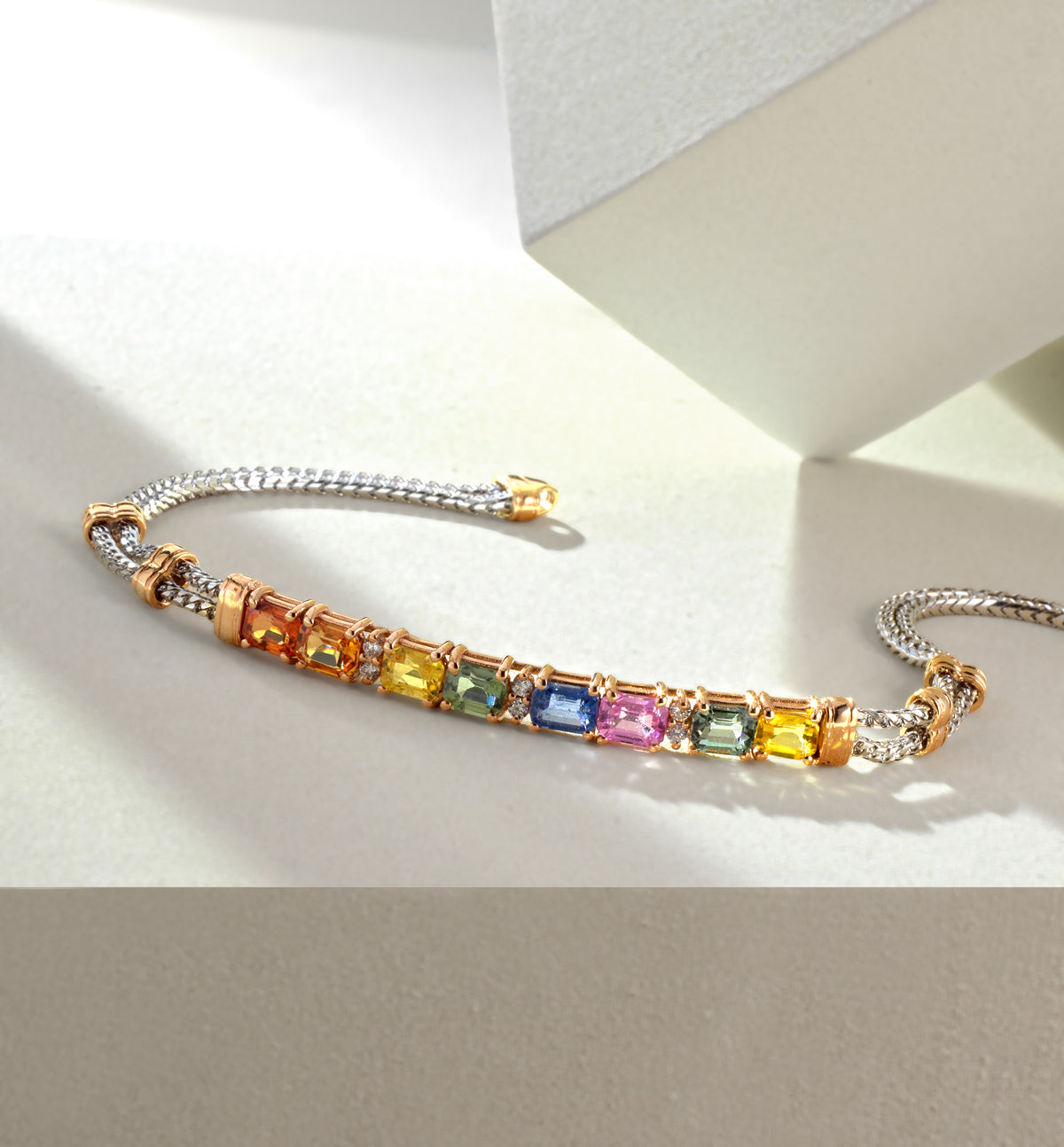 BRACCIALE CON CATENA IN ORO BIANCO CON BACCHETTA IN ORO ROSA CON PIETRE COLORATE PREZIOSE E DIAMANTI