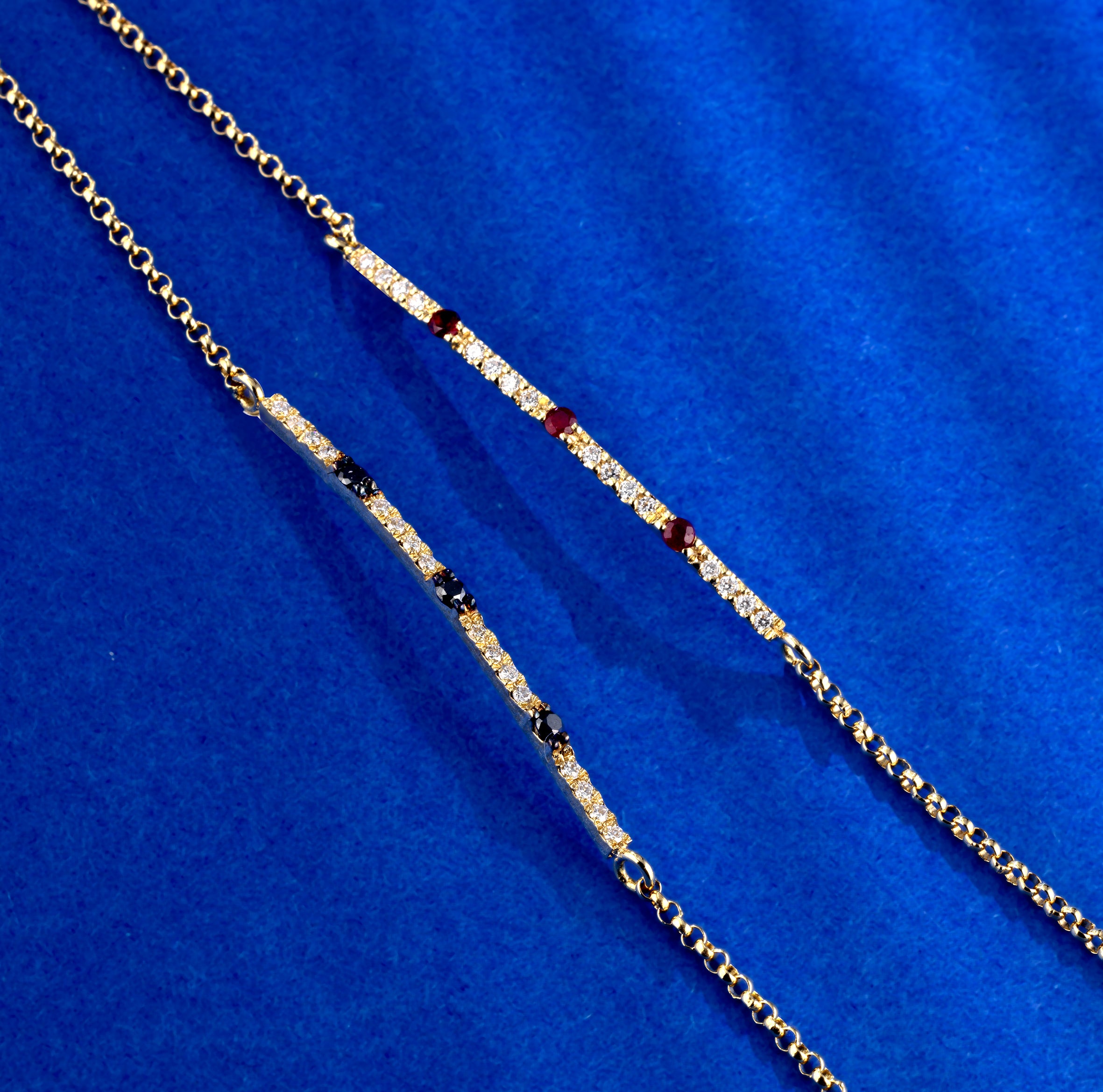 BRACCIALE CON CATENA IN ORO GIALLO BACCHETTA CENTRALE CON DIAMANTI E DIAMANTI NERI